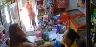 Criança gasta R$10 em mercadinho e mãe dá chinelada em atendente que realizou a venda