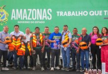 Detran-AM contempla 100 mototaxistas com kit de segurança no município de Novo Airão