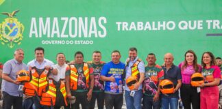 Detran-AM contempla 100 mototaxistas com kit de segurança no município de Novo Airão