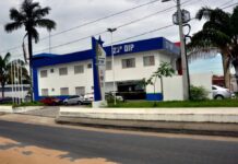 Mulher é presa em flagrante por furtar homens após abordá-los em carro de luxo em via pública