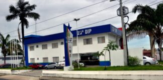 Mulher é presa em flagrante por furtar homens após abordá-los em carro de luxo em via pública