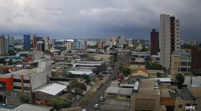 Chuva-e-ventania-marcam-manha-de-quinta-em-Manaus-768x427