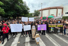 ‘Não vai ter arrego’, gritam professores ao anunciarem greve em Manaus