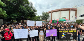 ‘Não vai ter arrego’, gritam professores ao anunciarem greve em Manaus
