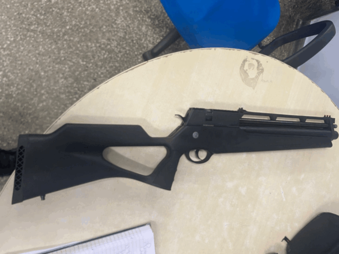 IMG-DE-CAPA-Duas-pessoas-sao-mantidas-refens-dentro-de-carro-no-Mauazinho-Suspeito-e-preso--1536x1152