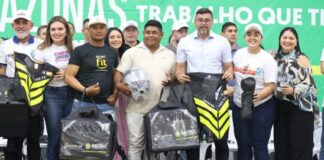 Detran-AM contempla, pela primeira vez, motofretistas de Maués com kits de segurança