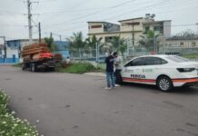Detran-AM flagra caminhão com carga deslocada e evita possível acidente na zona norte de Manaus
