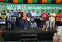 Detran-AM entrega, pela primeira vez, 12 kits de segurança a motofretistas de Rio Preto da Eva