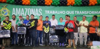Detran-AM entrega, pela primeira vez, 12 kits de segurança a motofretistas de Rio Preto da Eva