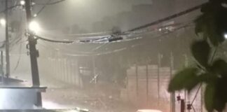 Muro de condomínio desaba durante temporal no bairro Flores e interdita rua em Manaus