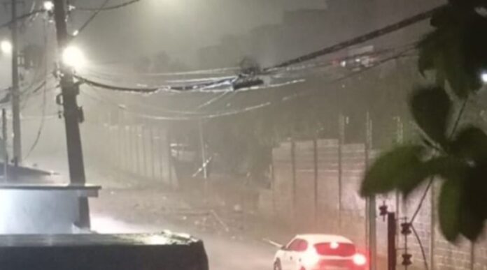 Muro-de-condominio-desaba-durante-temporal-no-bairro-Flores-e-interdita-rua-em-Manaus-768x427