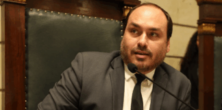 Moraes nega pedido de Carlos Bolsonaro para visitar o pai no dia do aniversário