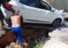 Cratera se abre em rua do Parque Dez e carro cai em buraco