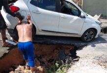 Cratera se abre em rua do Parque Dez e carro cai em buraco