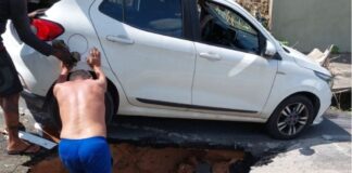 Cratera se abre em rua do Parque Dez e carro cai em buraco