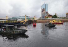 Famílias de vítimas de naufrágio recebem apoio no Porto de Manaus; buscas entram no 4º dia