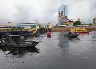 Famílias de vítimas de naufrágio recebem apoio no Porto de Manaus; buscas entram no 4º dia