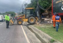 Borracharia é demolida em Manaus para evitar tragédia