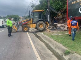 Borracharia é demolida em Manaus para evitar tragédia