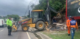Borracharia é demolida em Manaus para evitar tragédia