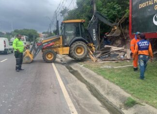 Borracharia é demolida em Manaus para evitar tragédia