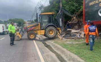 Borracharia é demolida em Manaus para evitar tragédia
