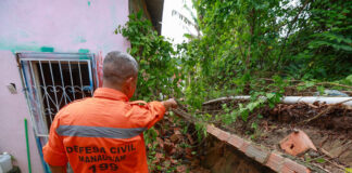 Chuva em Manaus causa deslizamento de barranco e desabamento de residência