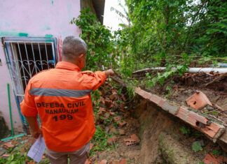 Chuva em Manaus causa deslizamento de barranco e desabamento de residência