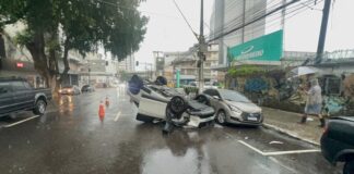 Médica perde o controle de veículos, bate em carros e capota em avenida de Manaus