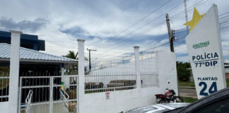 Mãe é presa por tortura e por permitir que padrasto jogasse menino de 6 anos pela janela