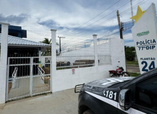 Mãe é presa por tortura e por permitir que padrasto jogasse menino de 6 anos pela janela