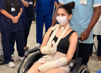 Jovem atacada com cerca de 15 facadas por rejeitar pedido de namoro recebe alta do hospital