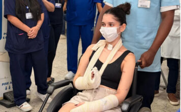 Jovem atacada com cerca de 15 facadas por rejeitar pedido de namoro recebe alta do hospital