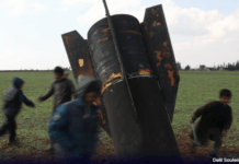 Crianças brincam com míssil não detonado na Síria, país afetado por guerra